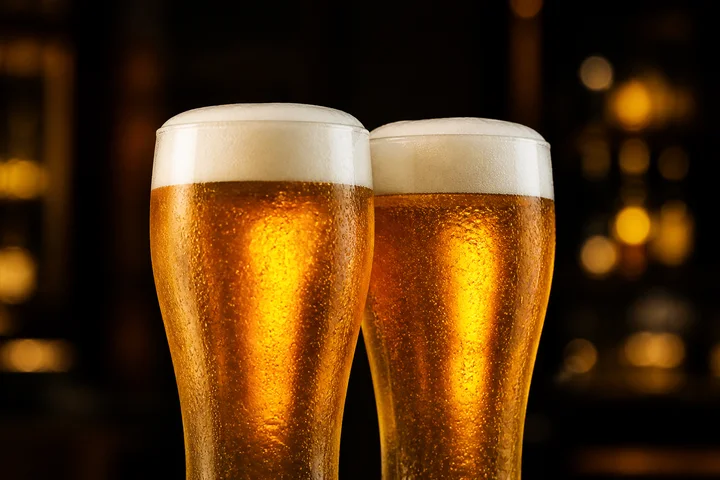 Zwei kalte goldene Biere in einer Nocstar Partner-Bar